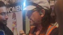 ד"ר אודי בהרב מחליף דברים עם שוטרים. "לשמור על צוותי הרפואה המממשים את חובתם המקצועית והאזרחית" (צילום: אורן דגן)