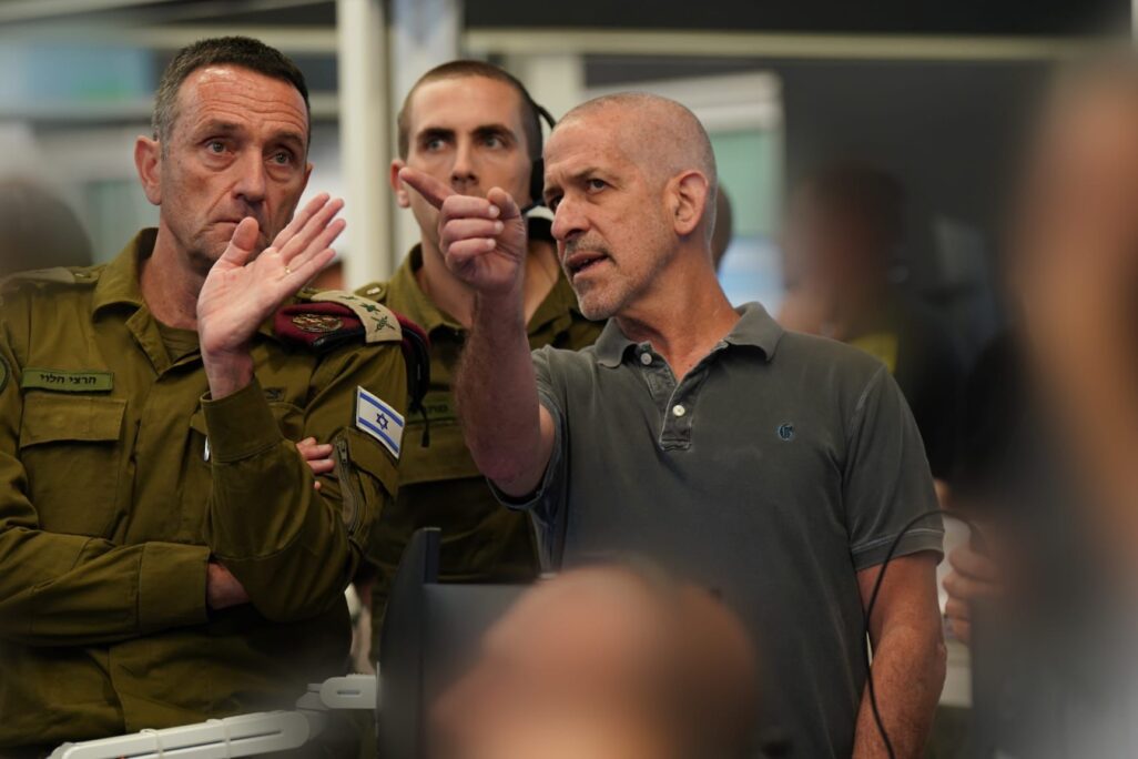 ראש שב"כ רונן בר והרמטכ"ל הרצי הלוי בחמ״ל המבצעים המיוחדים של השב״כ אשר ממנו נוהל המבצע לחילוצם של החטופים (צילום: דוברות שב"כ) ראש שב"כ רונן בר והרמטכ"ל הרצי הלוי בחמ״ל המבצעים המיוחדים של השב״כ אשר ממנו נוהל המבצע לחילוצם של החטופים (צילום: דוברות שב"כ)