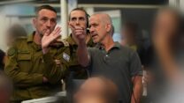 ראש שב"כ רונן בר והרמטכ"ל הרצי הלוי בחמ״ל המבצעים המיוחדים של השב״כ אשר ממנו נוהל המבצע לחילוצם של החטופים (צילום: דוברות שב"כ)