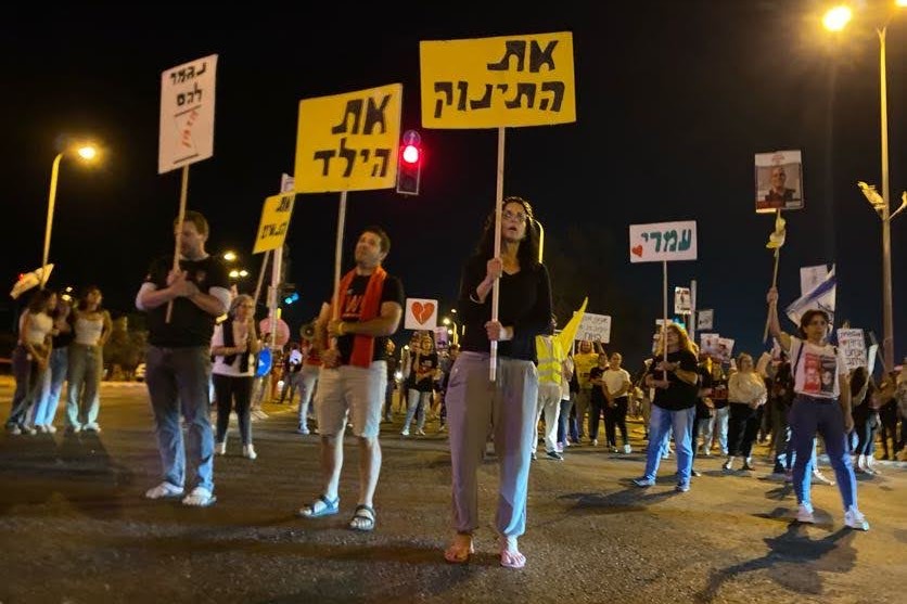 מפגינים בשער הנגב (צילום: יהל פרג') מפגינים בשער הנגב. "את התינוק, את הילד, את הגברים והנשים" (צילום: יהל פרג')