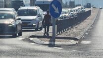 ילד מקבץ נדבות באחד הצמתים בצפון. "המשטרה מבצעת מעת לעת מבצעים יזומים על מנת להילחם בתופעה" (צילום: פעילים חברתיים)