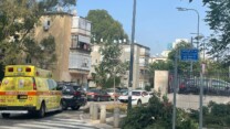 אמבולנס בזירת הירי. הקורבן נמצא עם פציעות חודרות (צילום: אמיתי פרץ)