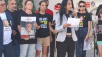 עינב צנגאוקר, אמו של החטוף מתן צנגאוקר, בהצהרה לתקשורת בשער בגין (צילום: הדס יום טוב)
