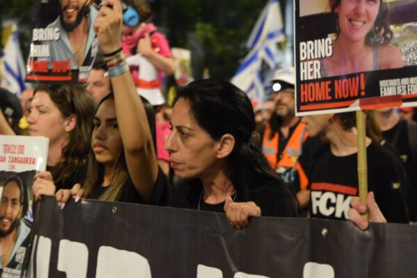 עינב צנגאוקר, אמו של החטוף מתן צנגאוקר, בהפגנה בשער בגין (צילום: אורן דגן)