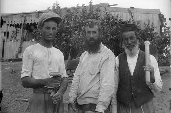 שלושה דורות של מתיישבים בבני ברק, 1928. "אלה לא החסידים שאתה מכיר כיום. אבל הם הקפידו על תרי"ג מצוות – קלה כחמורה" (צילום: ללא קרדיט)
