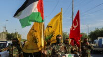אנשי המיליציה העיראקית השיעית 'א'-נוג'בא' ב"מחאת סולידריות" עם הפלסטינים בעזה, בגדד, 8 באוקטובר 2023 (צילום:  REUTERS/Ahmed Saad)