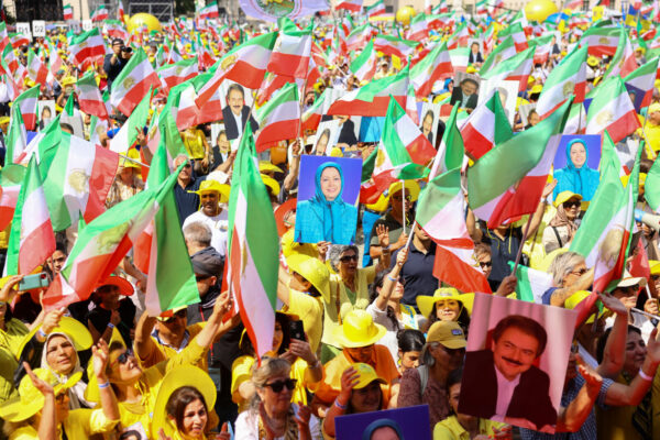 גולים איראנים מפגינים בברלין אחרי הסיבוב הראשון של הבחירות לנשיאות. &quot;שיעור ההצבעה בסבב הראשון היה משפיל עבור המשטר&quot; (צילום: REUTERS/Nadja Wohlleben)