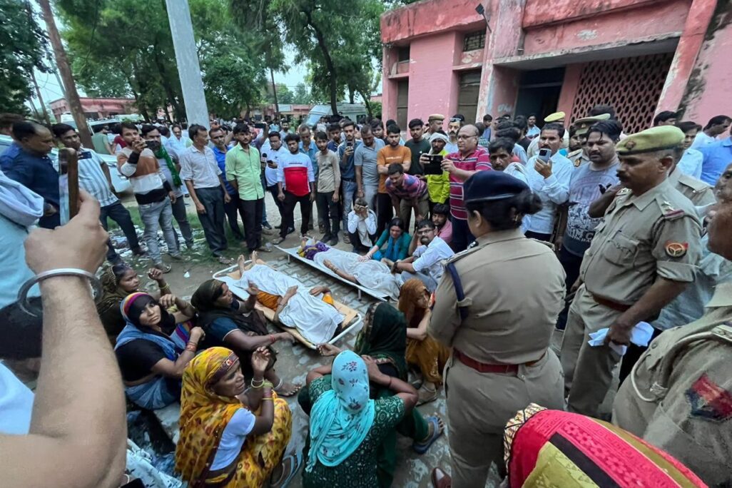 קרובי הרוגים ופצועים מאסון המחיצה בהודו מתאבלים לאחר שהנפגעים הובאו לבית החולים (צילום: ADG Zone Agra/Uttar Pradesh Police, Anadolu via Reuters Connect)