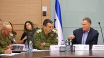 יו"ר ועדת חוץ וביטחון יולי אדלשטיין עם ראש אכ"א יניב עשור (צילום: נועם מושקוביץ, דוברות הכנסת)