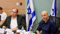 יו"ר ועדת החוקה ח"כ שמחה רוטמן (משמאל) ויועמ"ש הוועדה עו"ד גור בליי (צילום: נועם מושקוביץ/דוברות הכנסת)