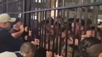 אזרחים פורצים לבסיס בית ליד (צילום: רשתות חברתיות, שימוש לפי סעיף 27א' לחוק זכויות יוצרים)