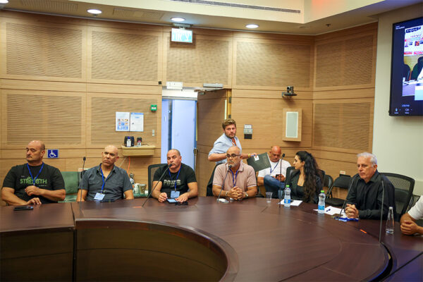 נציגי קבלנים בדיון של ועדת העובדים הזרים של הכנסת (צילום: נועם מושקוביץ/דוברות הכנסת)