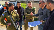 רועי אסייג (שני מימין) בסיור שטח יחידת קמ״ט מים עם חברת מים רמאללה וקציני מת״ק עוטף ירושלים (צילום: ועד עובדי המינהל האזרחי)