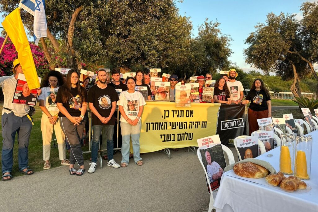 קבלת שבת מול בית ראש הממשלה בקיסריה (צילום: מטה משפחות החטופים)