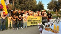 קבלת שבת מול בית ראש הממשלה בקיסריה (צילום: מטה משפחות החטופים)