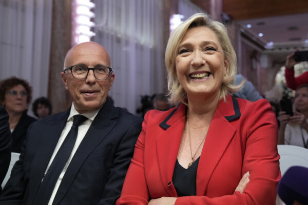 אריק סיוטי עם מרין לה פן (AP Photo/Christophe Ena)