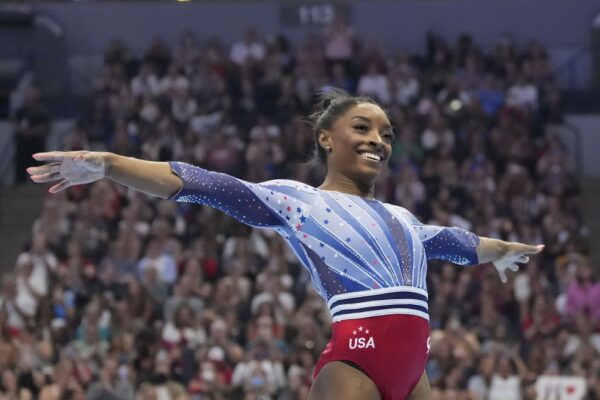 סימון ביילס מתחרה במבחנים האולימפיים של ארה"ב בהתעמלות מכשירי (צילום: AP/Charlie Riddle)