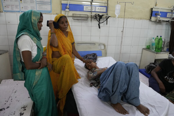 פצועה מאסון המחיצה בהודו מקבלת טיפול רפואי בבית חולים (צילום: AP Photo/Rajesh Kumar Singh)