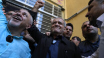 מסעוד פזשכיאן עם תומכיו (צילום: AP Photo/Vahid Salemi)