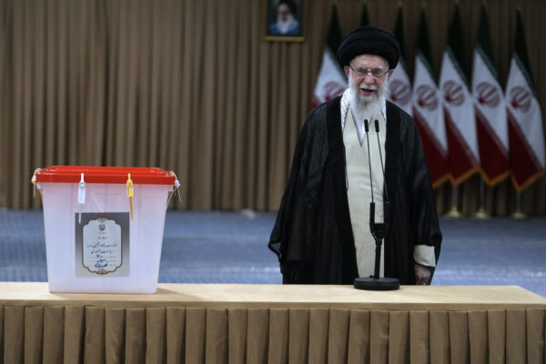 המנהיג העליון של איראן ח'אמנאי נושא דברים לאחר שהצביע בבחירות לנשיאות (צילום: AP Photo/Vahid Salemi)