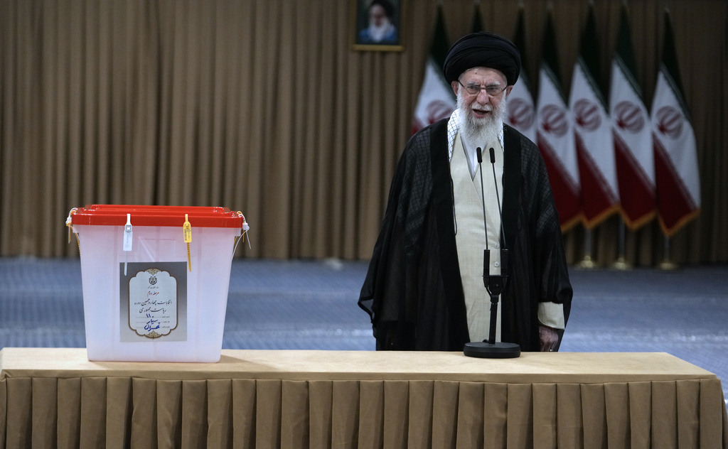המנהיג העליון של איראן ח'אמנאי נושא דברים לאחר שהצביע בבחירות לנשיאות (צילום: AP Photo/Vahid Salemi)