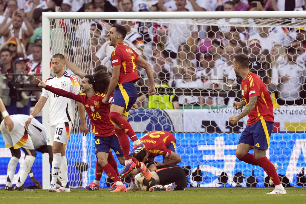 מארק קוקורייה (24) ומיקל מרינו (6) מנבחרת ספרד חוגגים אחרי את שער הניצחון מול גרמניה ברבע גמר יורו 2024 (צילום: AP/Antonio Kalani)
