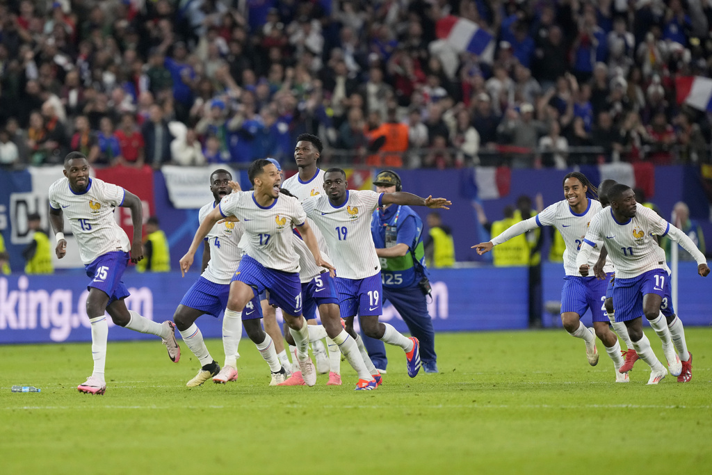 שחקני נבחרת צרפת חוגגים את הניצחון על פורטוגל ברבע גמר היורו, אחרי דו-קרב פנדלים (צילום: AP/Martin Meissner)
