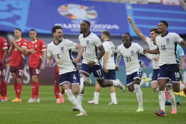 שחקני אנגליה חוגגים את הניצחון על שווייץ בפנדלים, ברבע גמר היורו (צילום: AP/Martin Meissner)