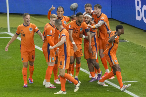 קודי גאקפו חוגג עם חבריו לאחר שהבקיע את השער השני של הולנד ברביע גמר היורו מול טורקיה (צילום: Markus Schreiber)