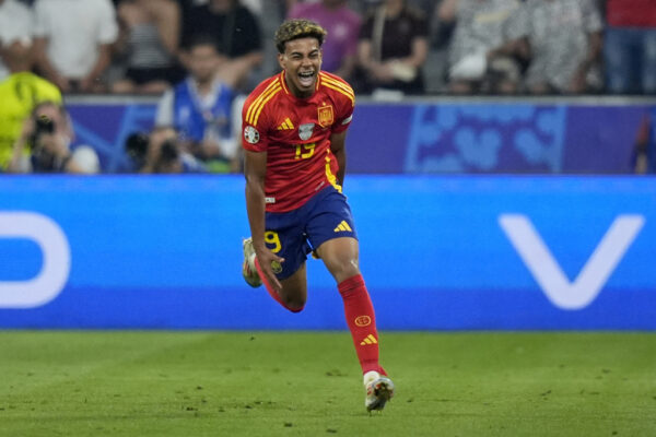 לאמין ימאל חוגג את השער הראשון של נבחרת ספרד בחצי גמר היורו מול צרפת (צילום: AP/Matthias Schroeder)