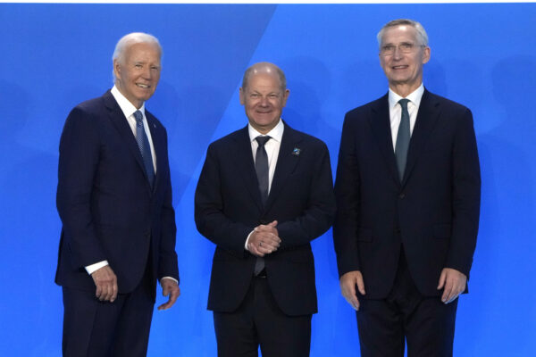 מזכ"ל נאט"ו ינס סטולטנברג (מימין), קנצלר גרמניה אולף שולץ ונשיא ארה"ב ג'ו ביידן בפסגה בוושינגטון (צילום: AP Photo/Mark Schiefelbein)