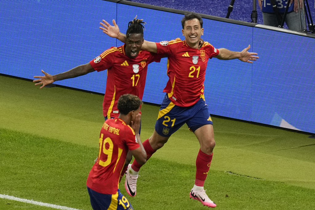 שחקני נבחרת ספרד חוגגים את השער השני בגמר יורו 2024, בברלין (צילום: AP Photo/Andreea Alexandru)