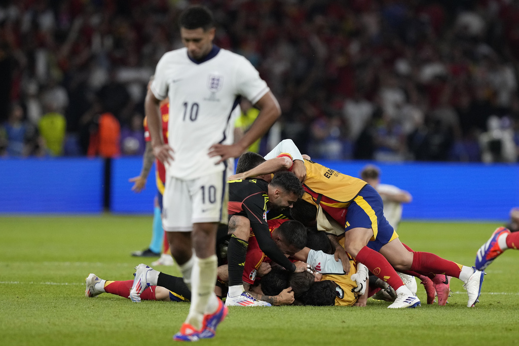 ג'וד בלינגהאם מאוכזב בסיום גמר יורו 2024 ומאחוריו שחקני נבחרת ספרד חוגגים את הזכייה (צילום: AP/Frank Augstein)