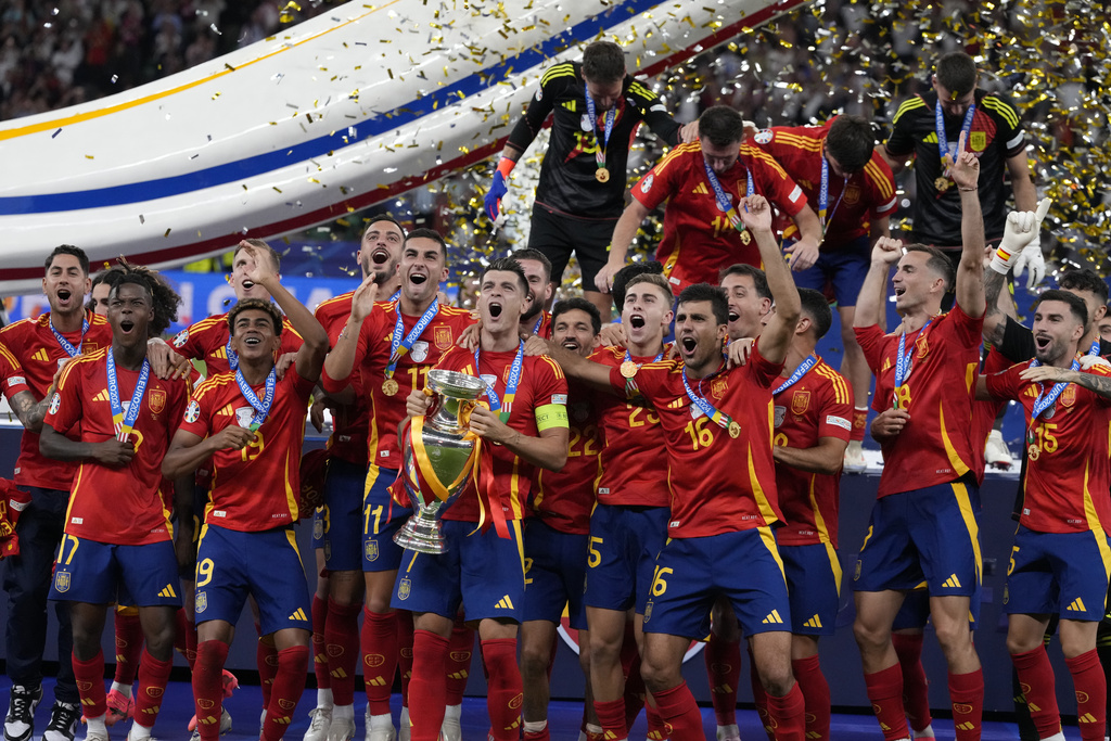 שחקני נבחרת ספרד חוגגים את הזכייה ביורו 2024, שהפך את ספרד לשיאנית הזכיות בטורניר (צילום: AP/Frank Augstein)