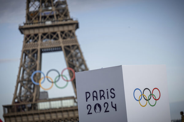 סמל הטבעות האולימפיות על מגדל אייפל בפריז (צילום: AP/Aurelien Morissard)