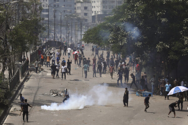 מהומות בין סטודנטים למשטרה בבנגלדש (צילום: AP/Rajib Dhar)