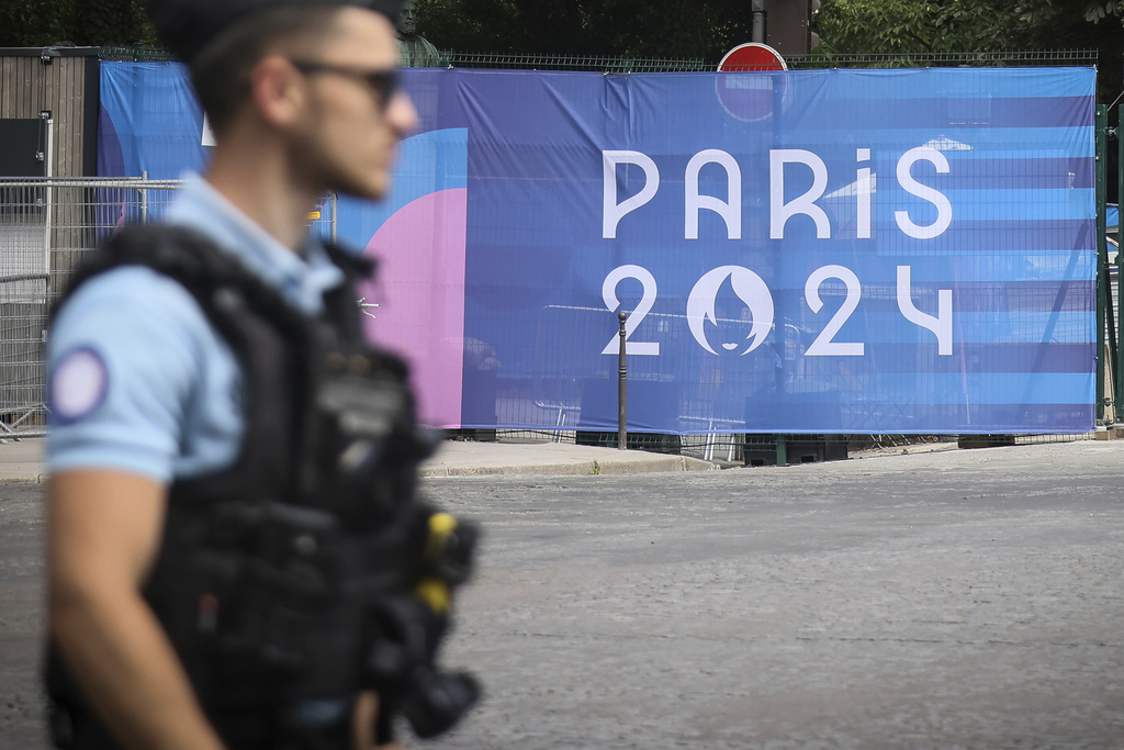 שוטר באולימפיאדת פריז 2024 (צילום: AP/Thomas Padilla)