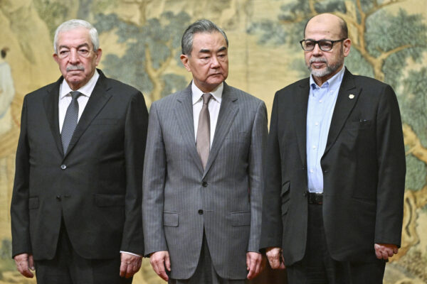 בכיר חמאס מוסא אבו מרזוק (מימין), לצד שר החוץ הסיני וואנג יי וסגן יו"ר הפת"ח מחמוד אל אלול (צילום: Pedro Pardo/Pool Photo via AP)