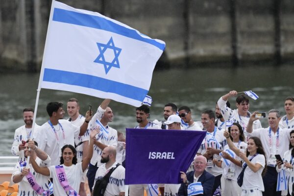 אנדראה מורז ופיטר פלצ'יק נושאים את דגל ישראל בטקס פתיחת המשחקים האולימפיים בפריז (צילום: AP/Kirsty Wigglesworth)