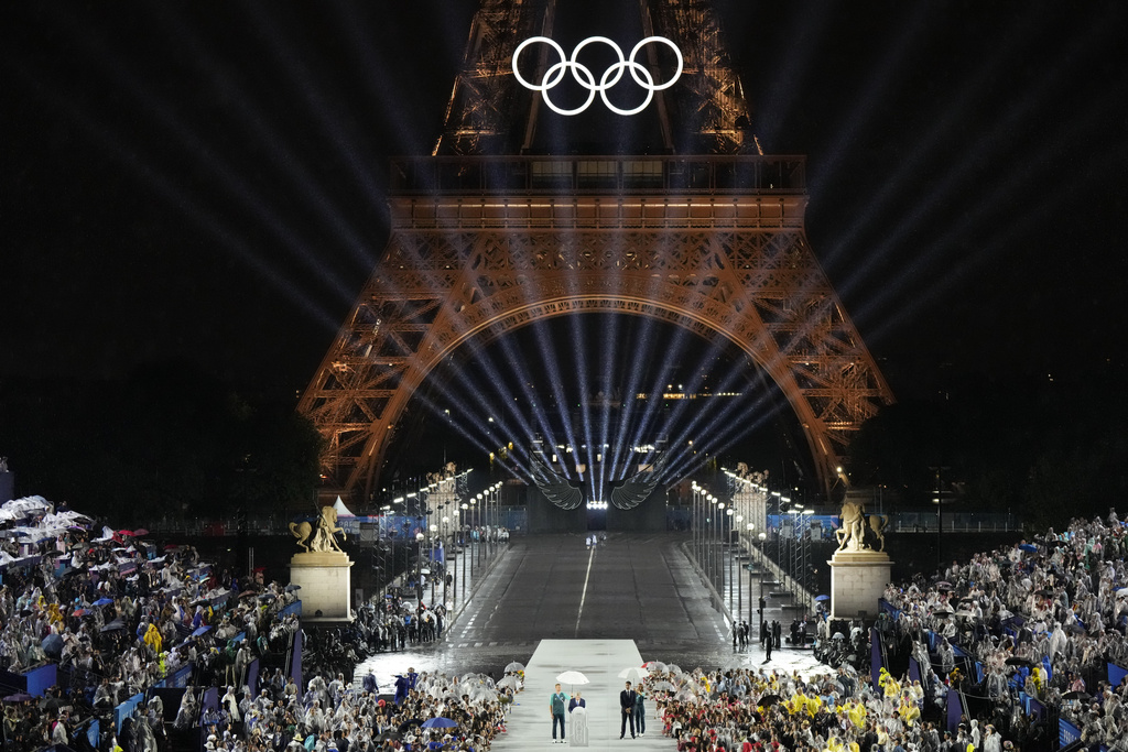 הטבעות האולימפיות על מגדל אייפל, בטקס פתיחת המשחקים האולימפיים בפריז (צילום: AP/David J. Philip)