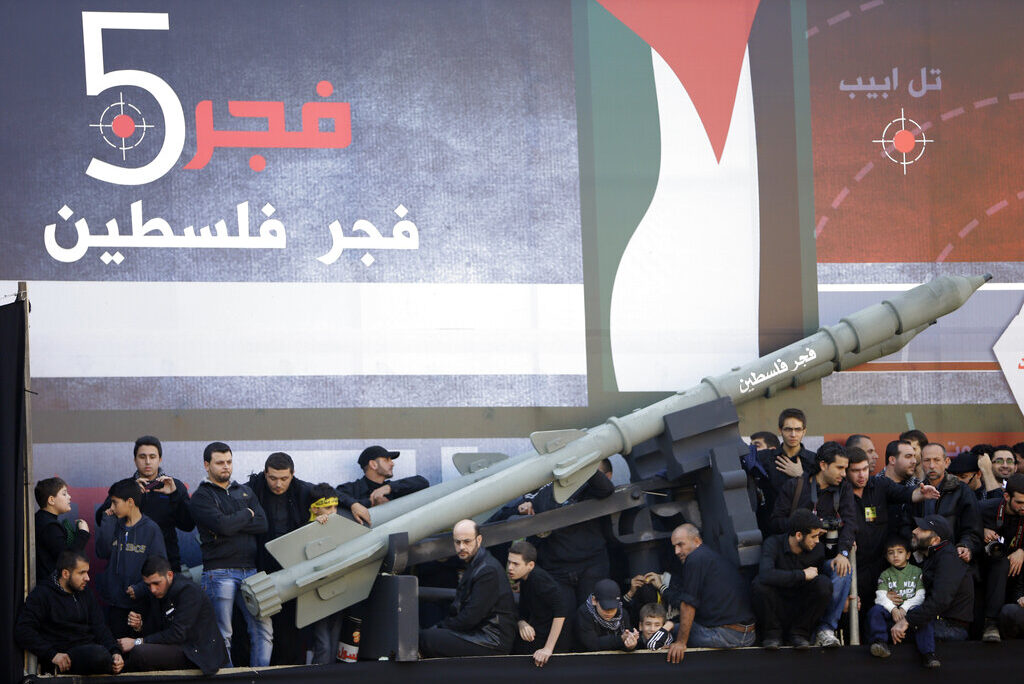שיעים תומכי חיזבאללה בלבנון עם דגם של טיל 'פג'אר 5' (צילום: AP Photo/Hussein Malla)