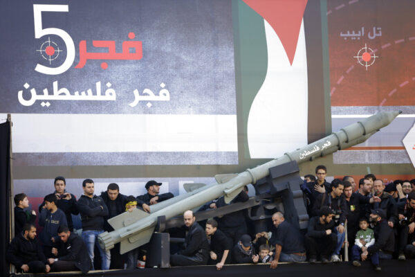 שיעים תומכי חיזבאללה בלבנון עם דגם של טיל 'פג'אר 5' (צילום: AP Photo/Hussein Malla)