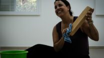 בשמת בן-ארצי מקיבוץ מלכיה בפינת קוביות העץ. "אומרים כל הזמן שהופקרנו, אבל זה לא שספרו אותנו הרבה לפני" (צילום: דוד טברסקי)