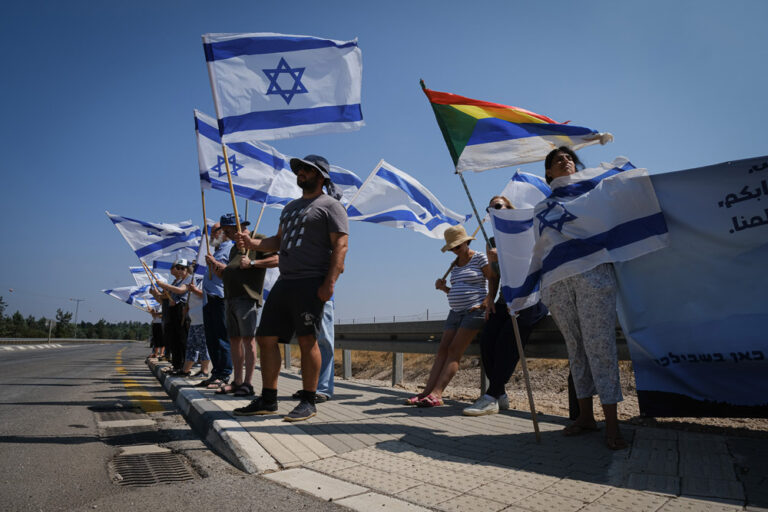 מפגן תמיכה של חברי קיבוץ אל-רום בזמן לוויות ההרוגים. "כולנו באותה סירה" (צילום: דוד טברסקי)