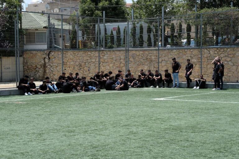 צעירים מהיישוב מתכנסים במגרש שאירע בו האסון (צילום: דוד טברסקי)