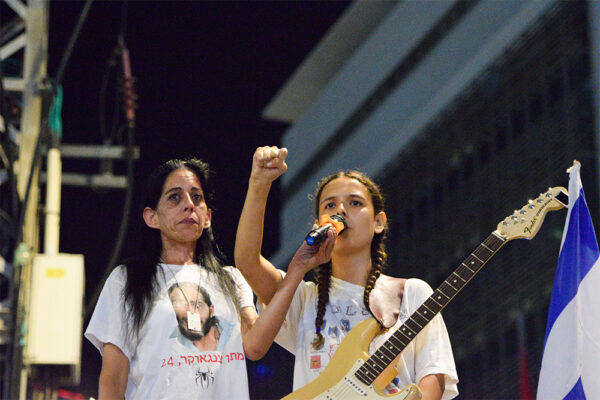 טליה דנציג (מימין) ועינב צנגאוקר בהפגנה בתל אביב אתמול (צילום: אורן דגן)