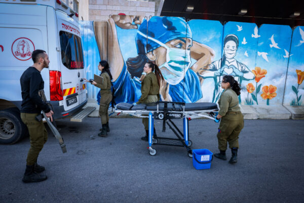 חיילי צה"ל מחוץ למרכז הרפואי זיו לאחר פינוי פצוע שנפגע מטיל חיזבאללה, פברואר 2024 (צילום: דוד כהן/פלאש90)
