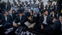 חרדים בהפגנה נגד הגיוס לצה״ל (צילום: חיים גולדברג/ פלאש90)
