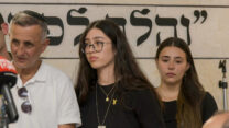 נועה ארגמני בהלווית אימה ליאורה בבאר שבע (צילום: דודו גרינשפן, פלאש90)