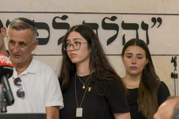 נועה ארגמני בהלווית אימה ליאורה בבאר שבע (צילום: דודו גרינשפן, פלאש90)